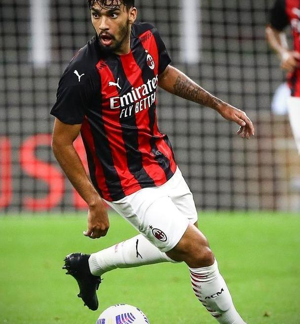 db体育官网-里昂训练开放日，冲刺阶段复出首秀引欢呼，意甲在即，团队化学反应显著