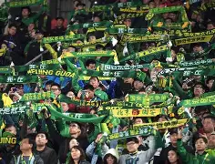 db体育官网-北京国安赛后国安球迷接受采访