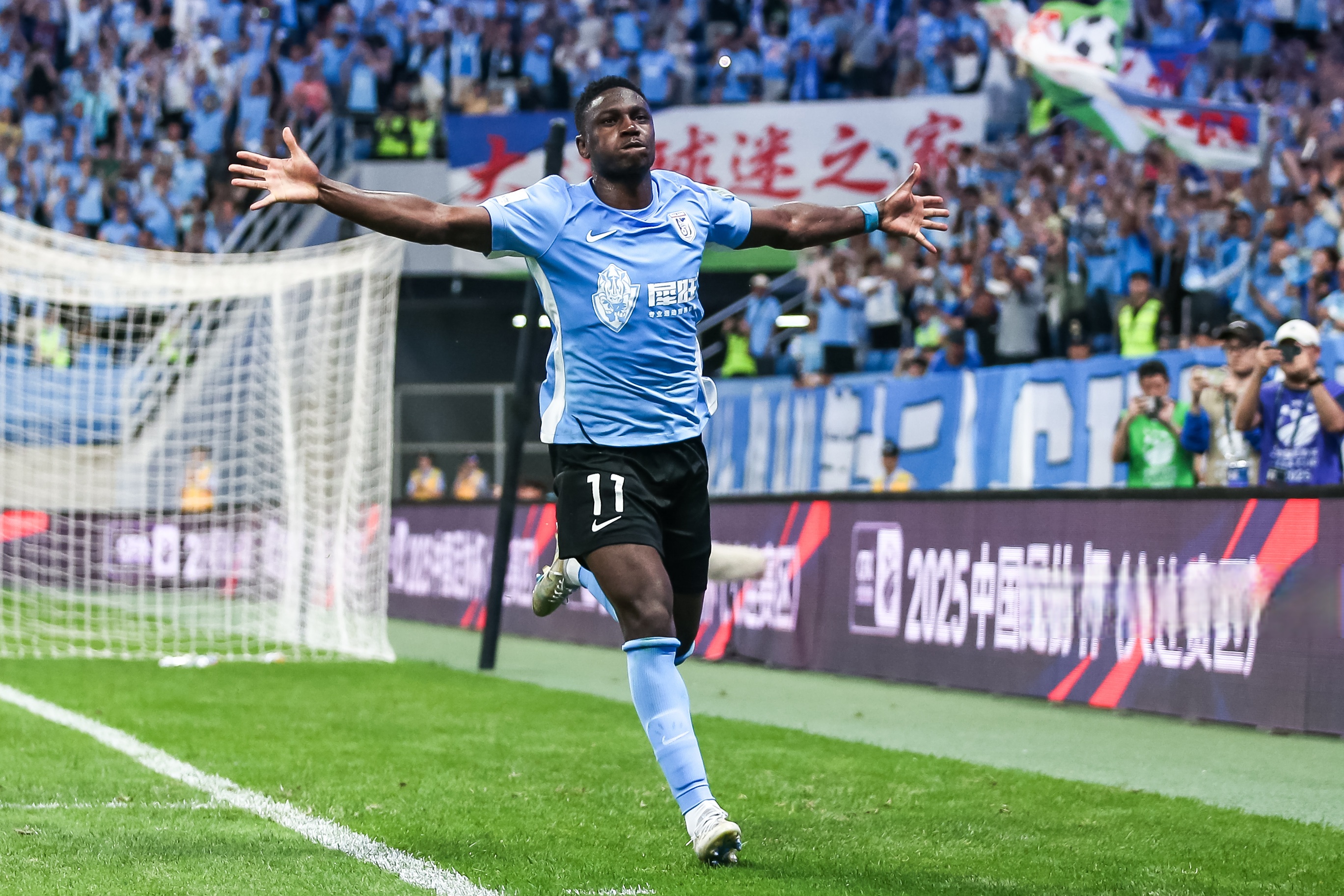 db体育官网-赛地聚焦——英超今晚热度飙升，上海海港回应争议，气氛紧张，细节决定成败